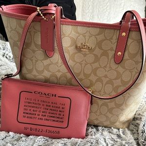 Stylish and Versatile: Premium Coach Tote Bag - Perfect for Any Occasion! ✨👜